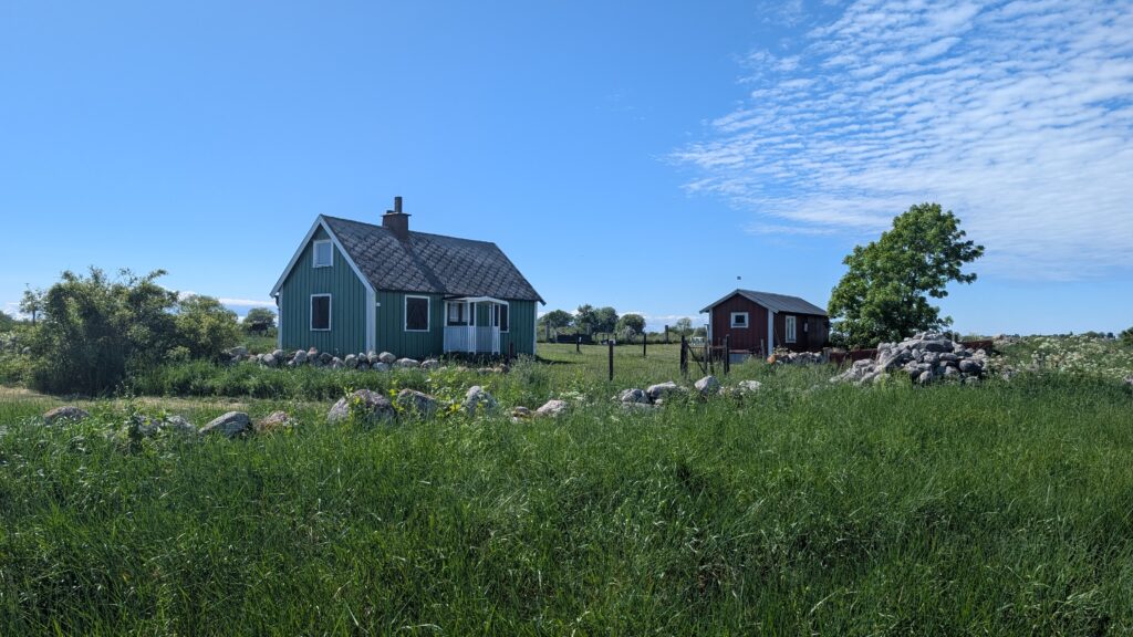 eine kleine Häuserreihe auf der Insel Öland